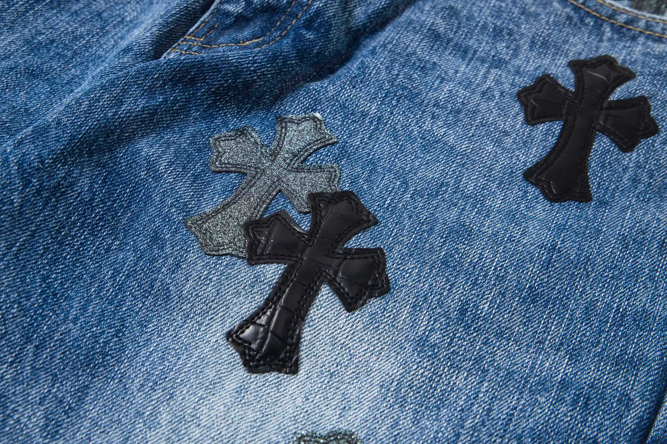P280 High version (evergreen version) Chrome Hearts/Chrome Hearts 25FW CH starry sky leather cross bamboo jeans adopt starry sky themed leather elements, mostly in the shape of a cross, with glitter on the leather surface. Unique design with simple and elegant details, exquisite workmanship, neat lines and in-place details on the entire pair of pants! It’s also so cool that both men and women can easily control it. It’s a gender-neutral trendy up version. Style number: 1722# Color: blue Size: 28 30 32 34 36
